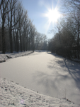 905740 Gezicht op het bevroren en besneeuwde water langs de 1e Polderweg te Utrecht.